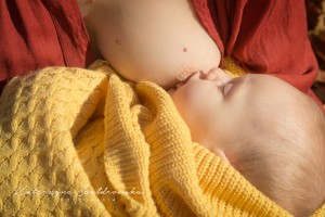 Fotografie matki karmiącej piersią. sesja plenerowa.Zdjecia wykonane przez fotografa zieciecego w Krakowie