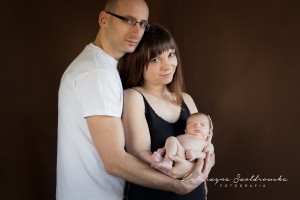 sesja noworodkowa, fotografia rodzinna tata i mama z dzieckiem