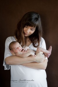 sesja noworodkowa mama z dzieckiem synkiem krakow