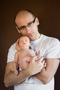 sesja noworodkowa krakow, tata z dzieckiem synkiem