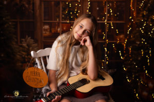 mini sesja świateczna krkaów.Sesja świateczna w dziewczynki z gitarą w studio w Krakowie