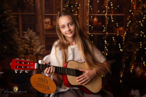mini sesja świateczna kraków.Sesją świateczna dziewczynki z futrzanej kamizelce z gitarą