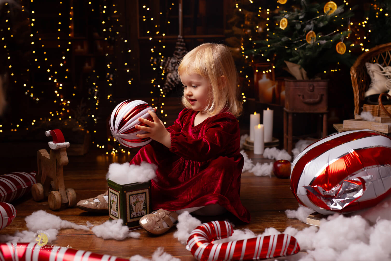 Sesja świateczna Krakó. Sesja na tle przedstawaijącym świątecznąszklarni.