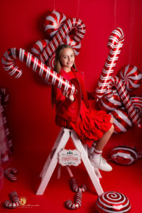 sesja świąteczna kaków 2025 sesja dziewczynki na czerwonym tle z balonami