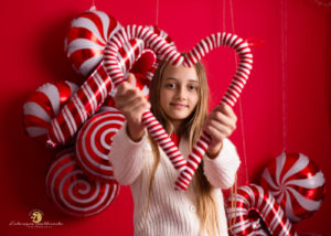 sesja świąteczna kraków 2025, sesja dziewczynki na czerwonym tle z balonami