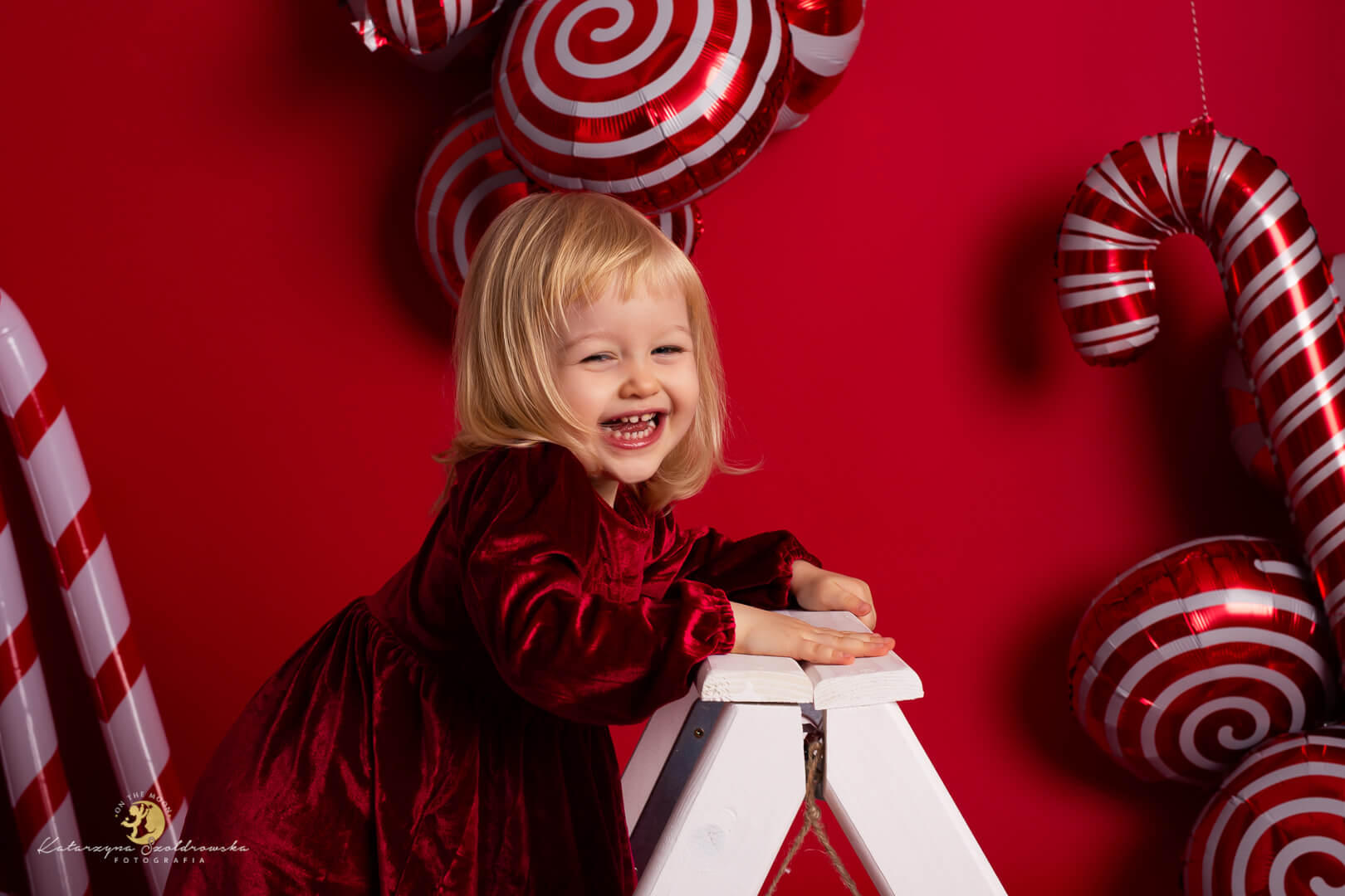 sesja świąteczna Krakó. Wolne terminy. Czerwona nowoczesna scenka