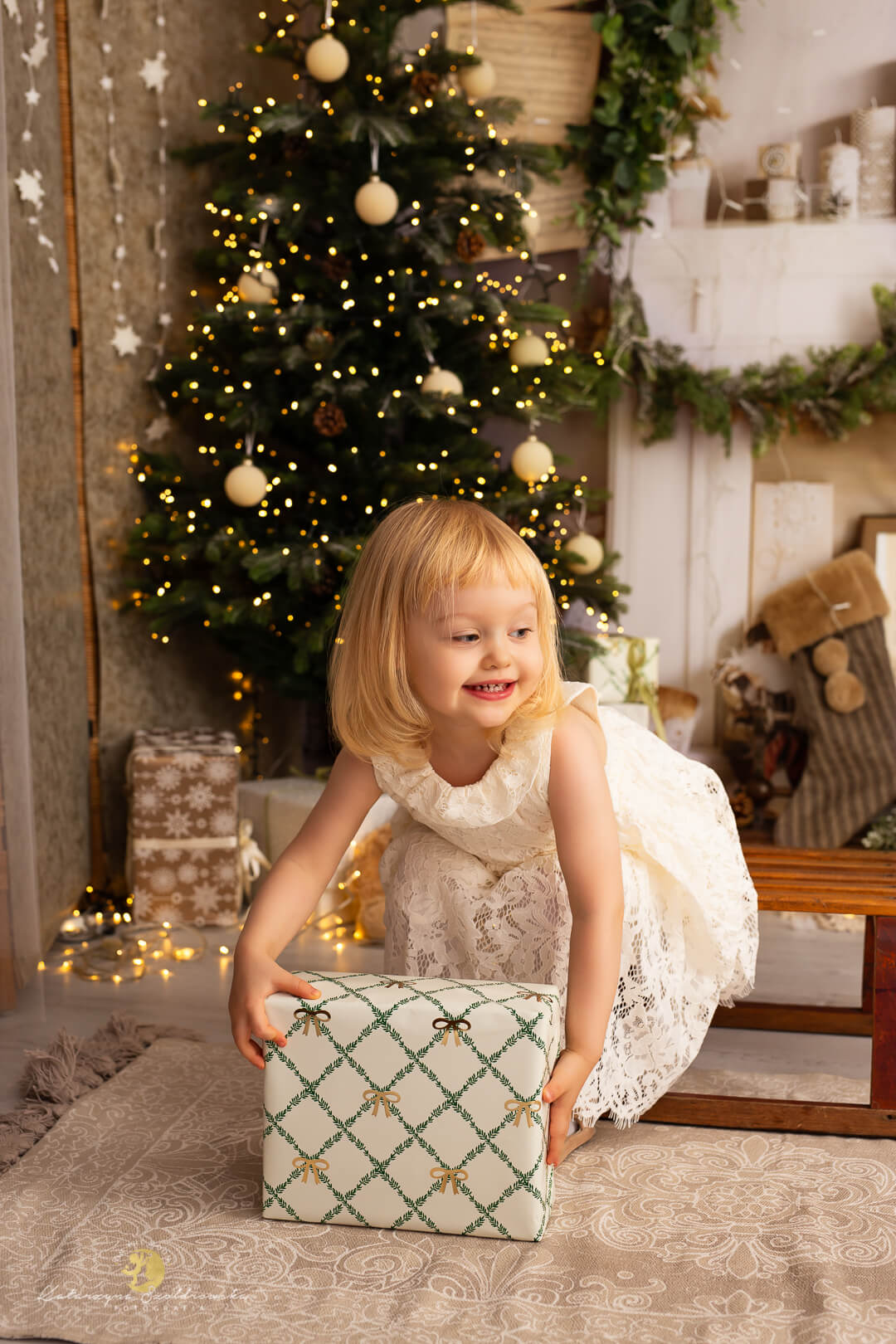 sesja świąteczna kraków. Sesja dzirwczynki w studio w Krakowie na tle kominka i choinki