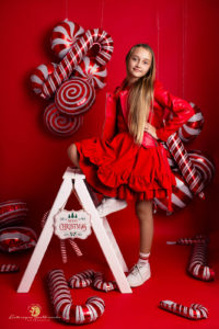 sesje świateczne w krakowie, czerwona scenka z balonami