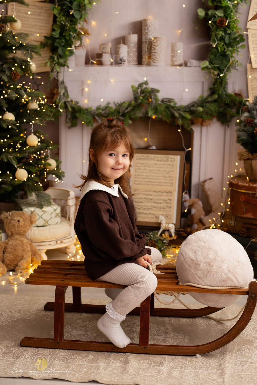 sesje świateczne krakow. Sesja dziewczynki na jasnym światecznym tle z kominkiem