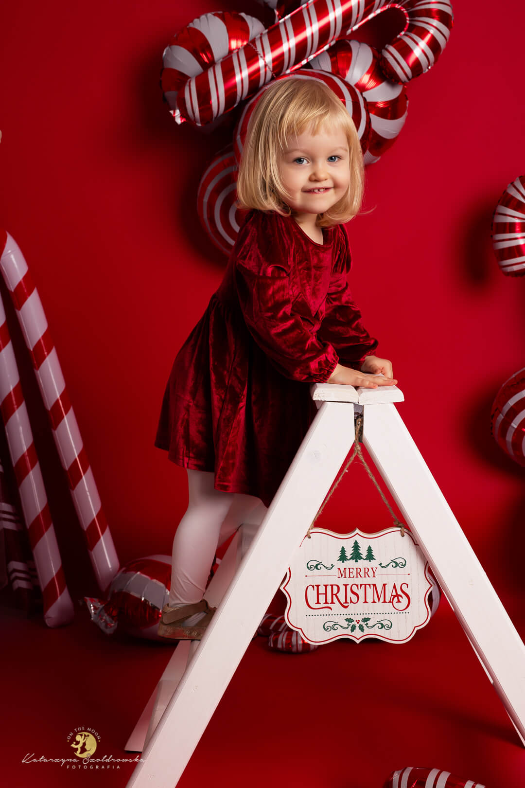 sesje świąteczne krakó, Nowoczesna czerwona scenka w studio