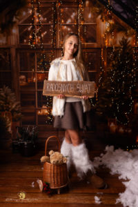 zdjecia swiateczne kraków.zdjecie z sesji świątecznej w studio w Krakowie. Sesja w roku 2025. na ciemnej scence ze światełkami